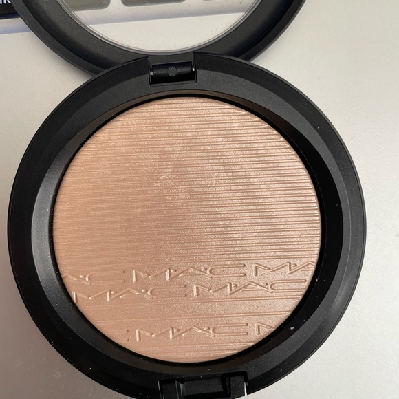BNIB MAC Extra Dimension Skinfinish - Picture 2 of 3